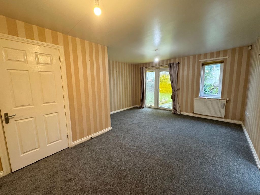 Property photo 3 of 10 Lounge / Dining Area