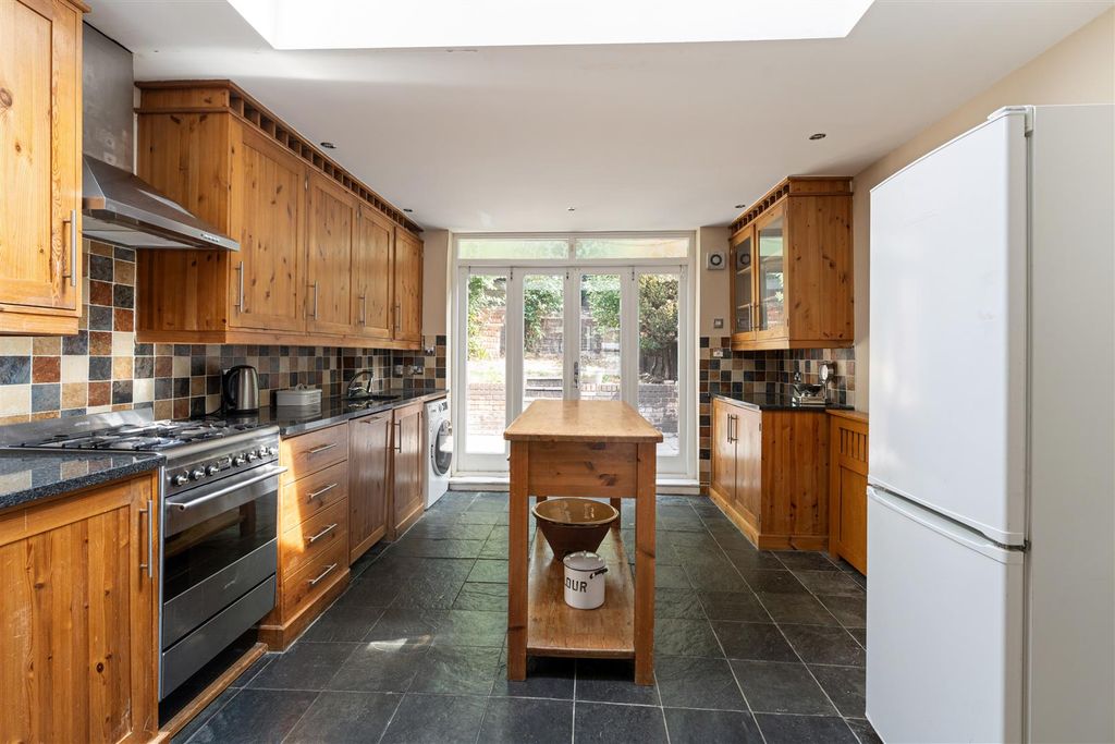 Property photo 3 of 24 Bradley Road, N22