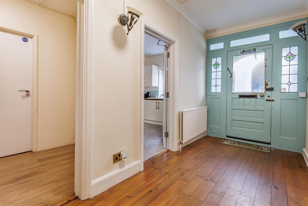 Property photo 2 of 25 Chingford Ave (5).Jpg