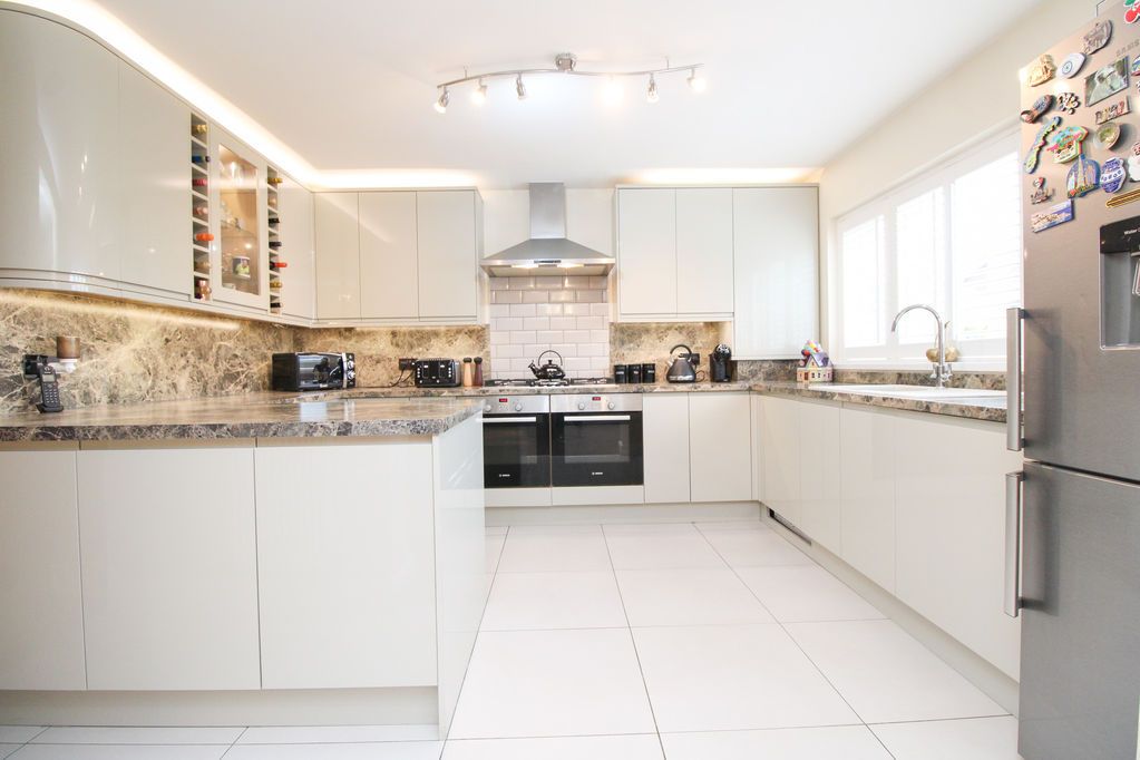 Property photo 3 of 18 Kitchen