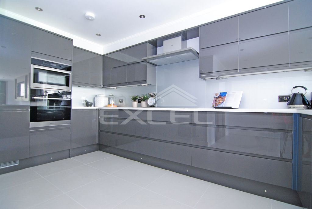 Property photo 3 of 8 Kitchen (1)