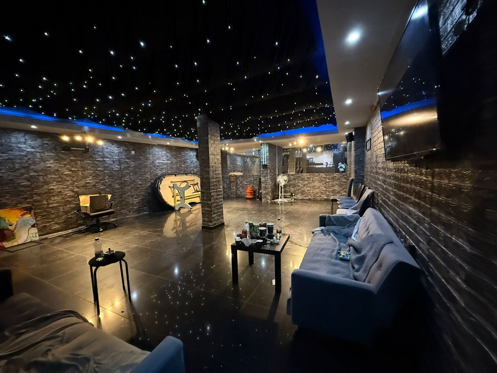 Property photo 3 of 8 Gallery