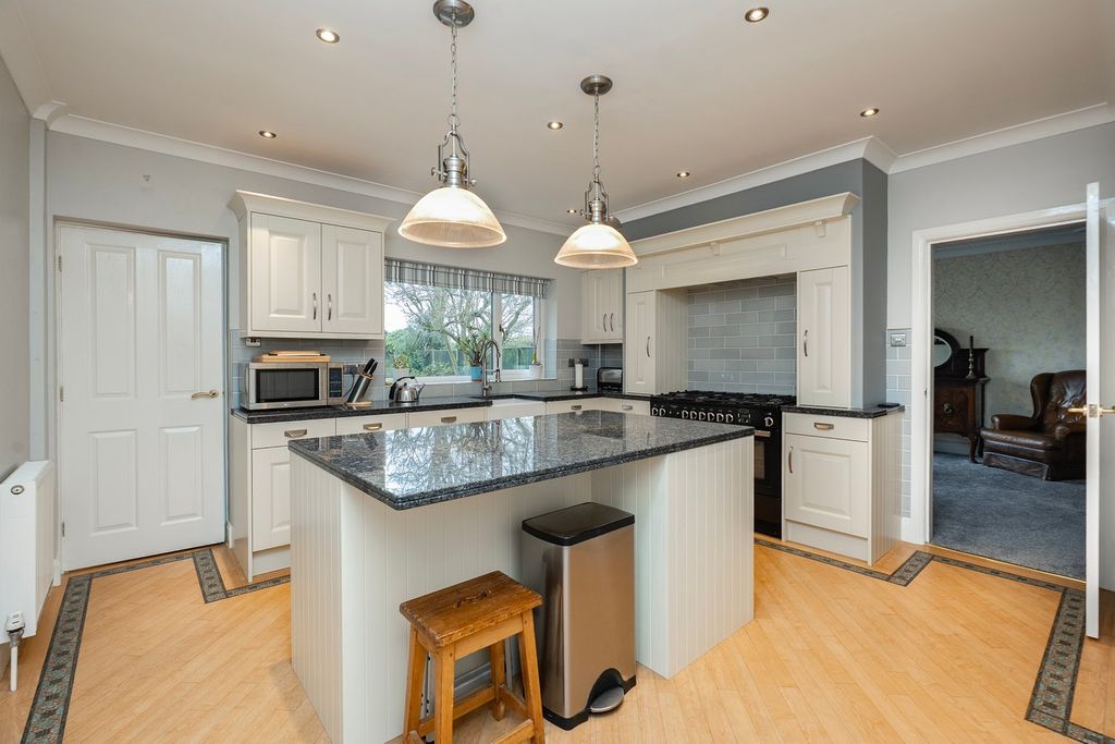 Property photo 3 of 28