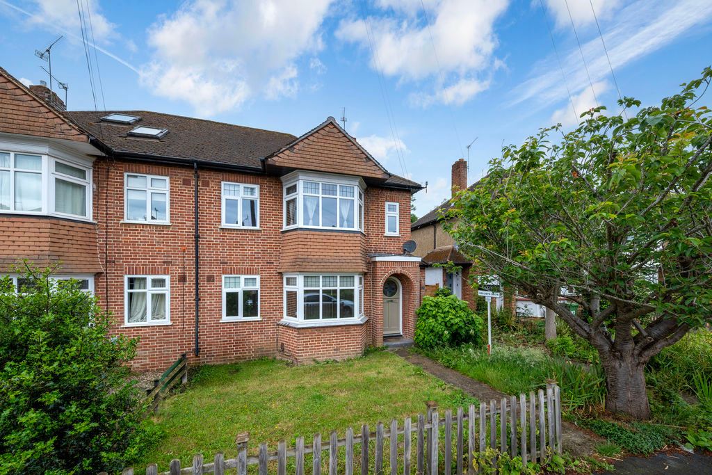 Property photo 1 of 11 Warwick Road, Thames Ditton
