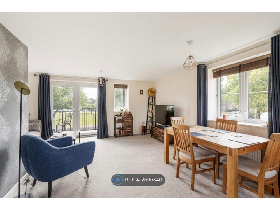 Property photo 2 of 10 Living / Dining Room