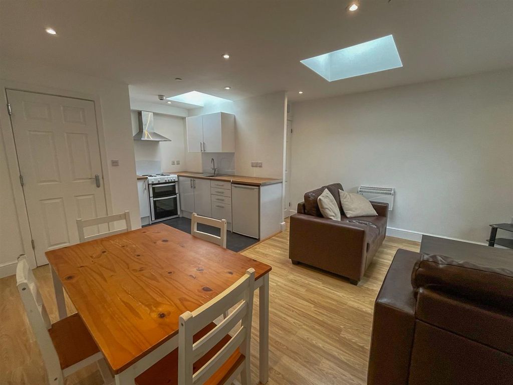 Property photo 3 of 6 46 Courtyard -5.Jpg