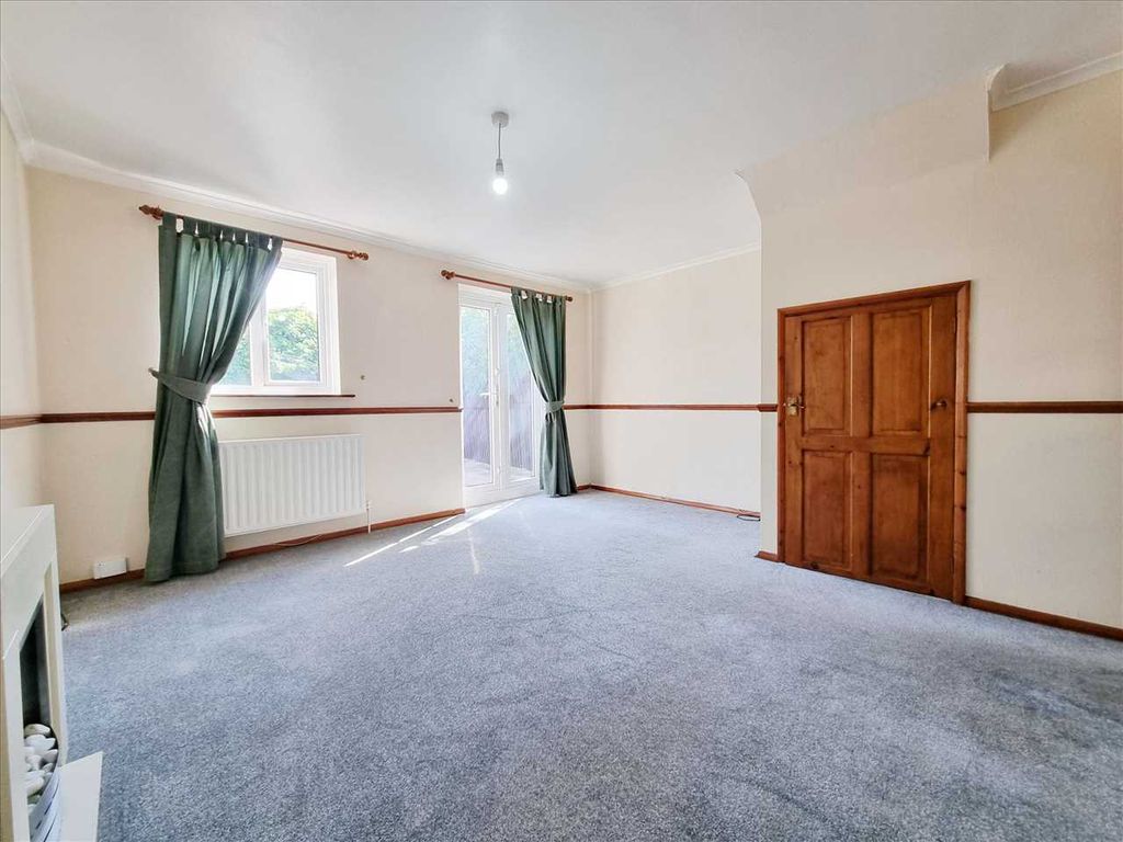 Property photo 3 of 8 Lounge: