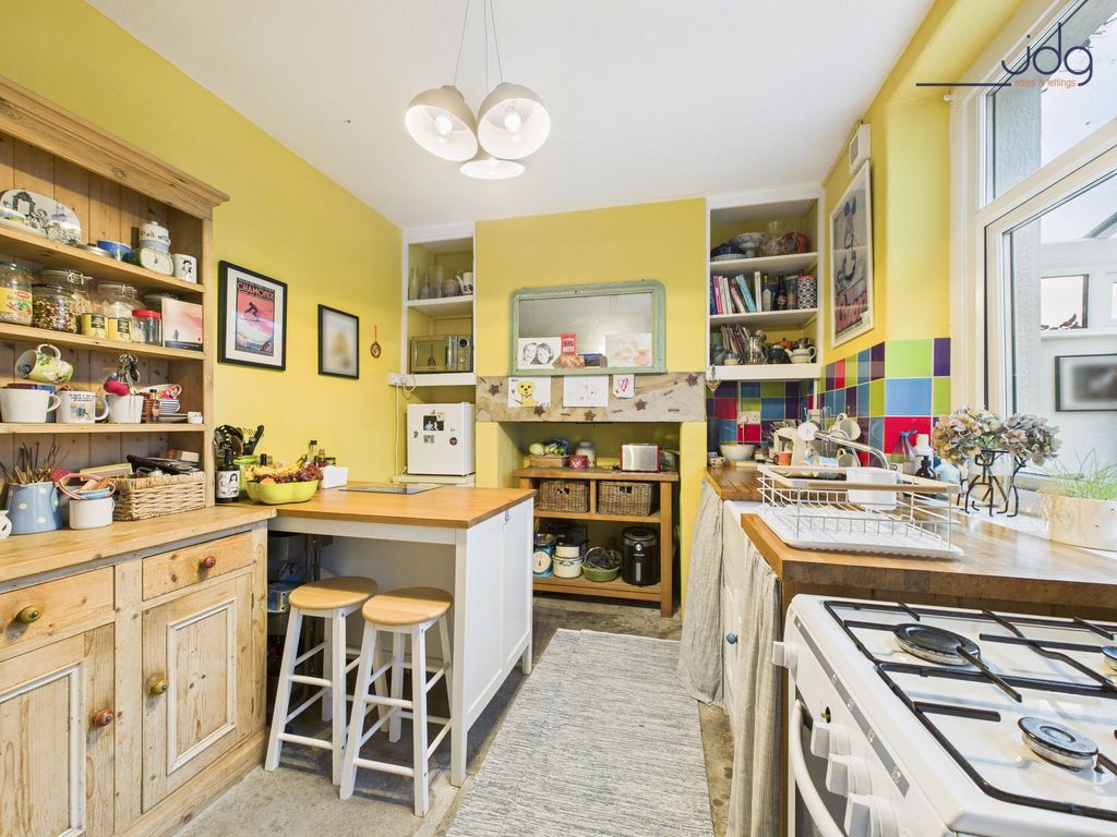 Property photo 3 of 10 Kitchen