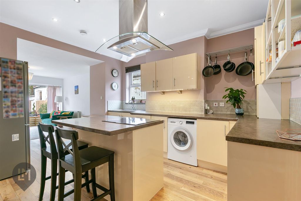 Property photo 2 of 6 Kitchen