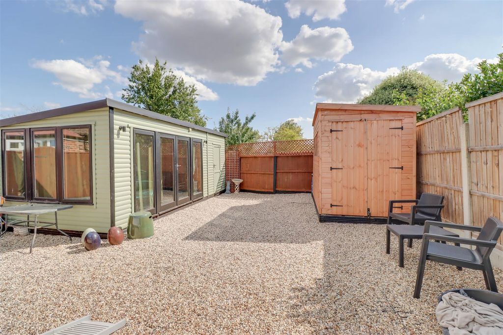 Property photo 2 of 13 3 Carruthers Close Inside-10.Jpg