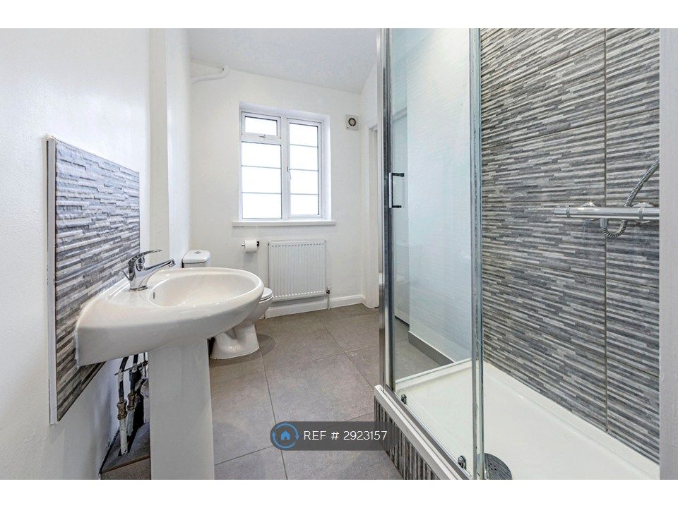 Property photo 3 of 10 En-Suit
