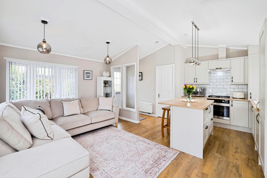 Property photo 2 of 16 Pbox-Img.Jpg