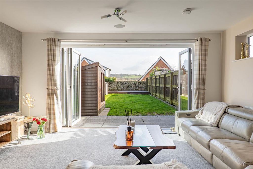 Property photo 3 of 23 Lounge/Kitchen