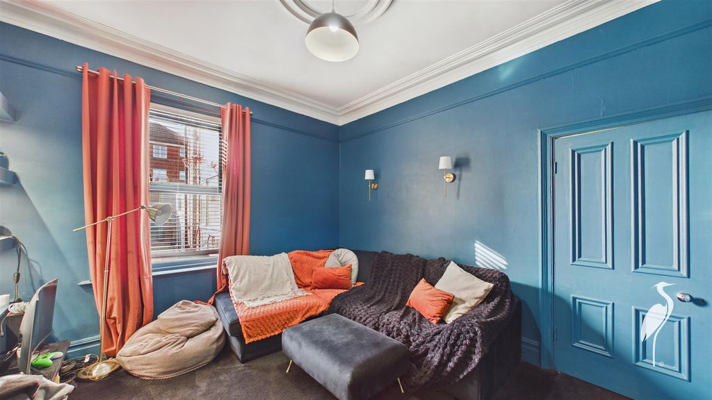 Property photo 3 of 28 Lounge