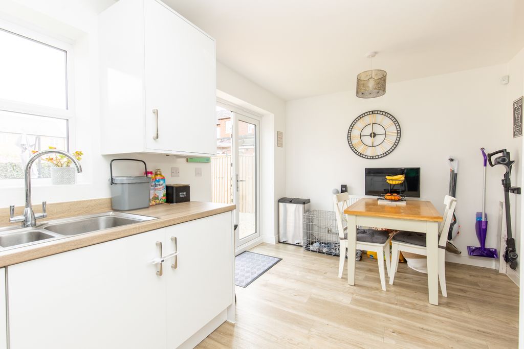 Property photo 3 of 11 Dining Kitchen