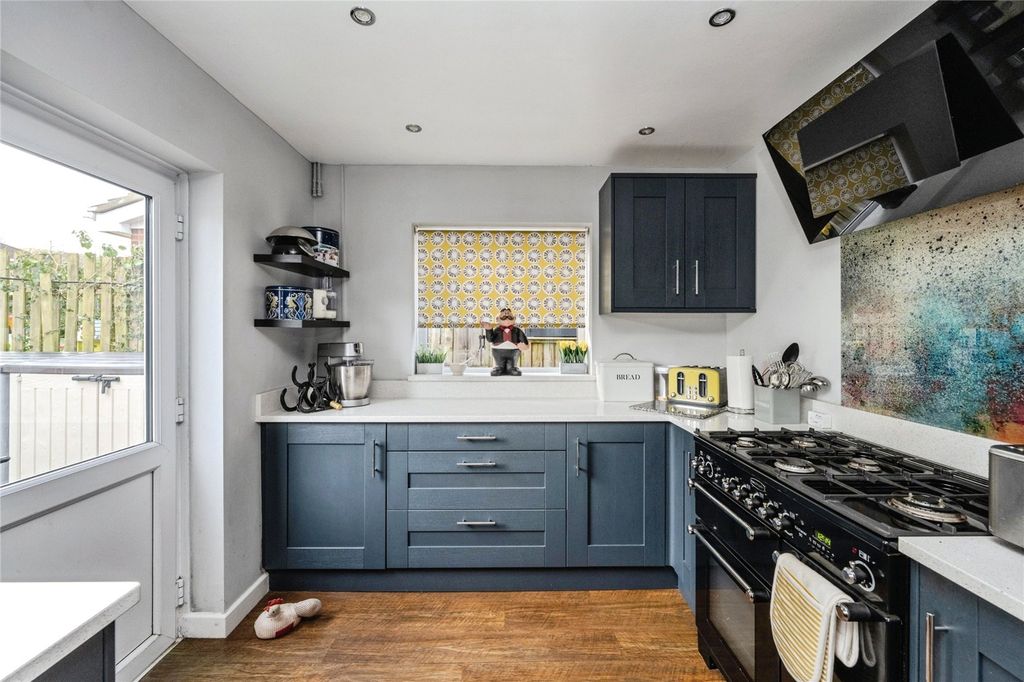 Property photo 2 of 27 Picture No. 16