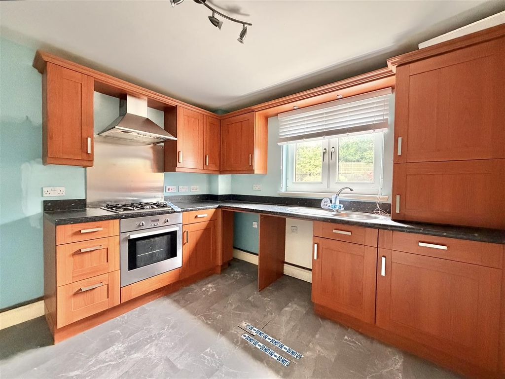 Property photo 3 of 9 Kitchen