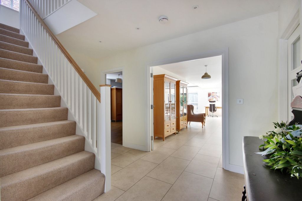 Property photo 2 of 19 Entrance Hall