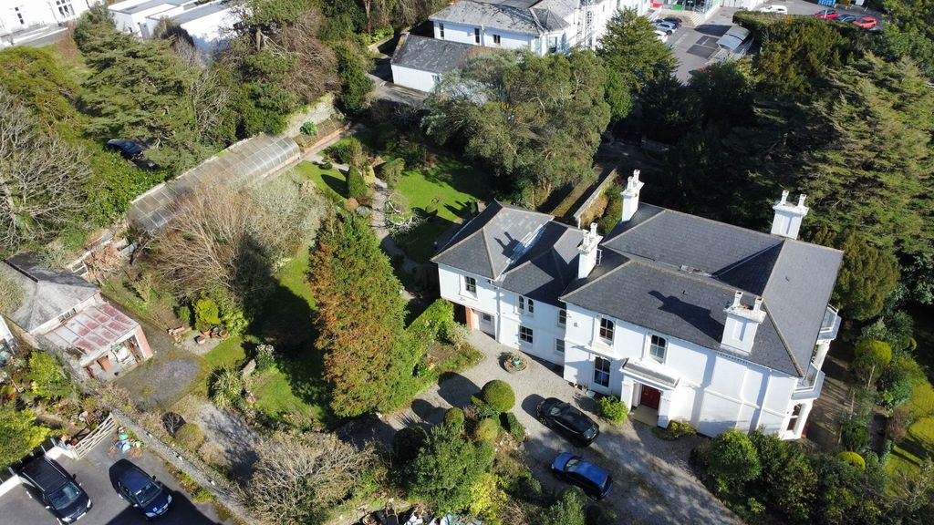 Property photo 2 of 31