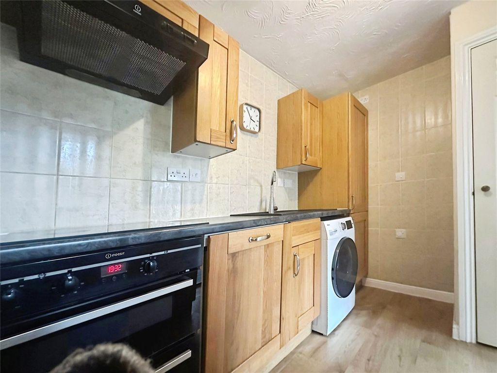 Property photo 3 of 10 Kitchen