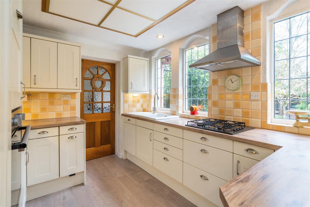 Property photo 3 of 16 33 Aqueduct Road_5.Jpg