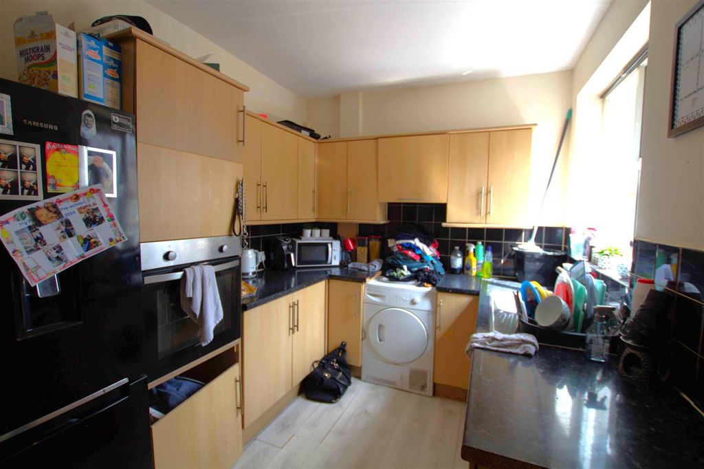 Property photo 3 of 8 Kitchen