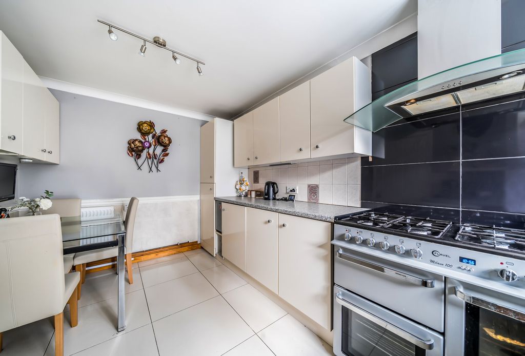 Property photo 2 of 19 1387019-19-693Fef...