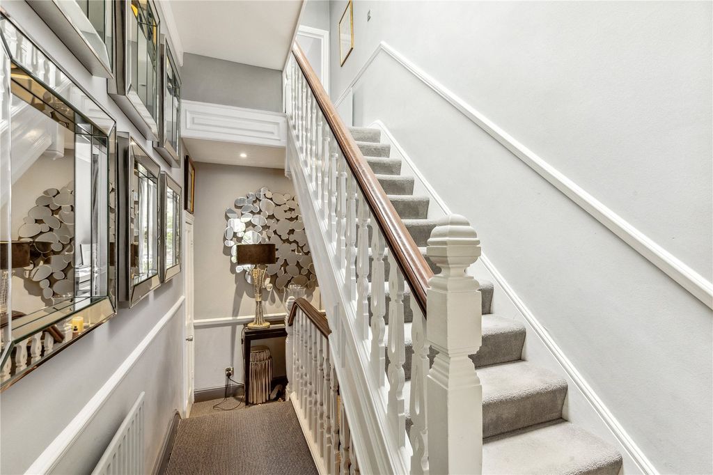 Property photo 2 of 14 Hallway