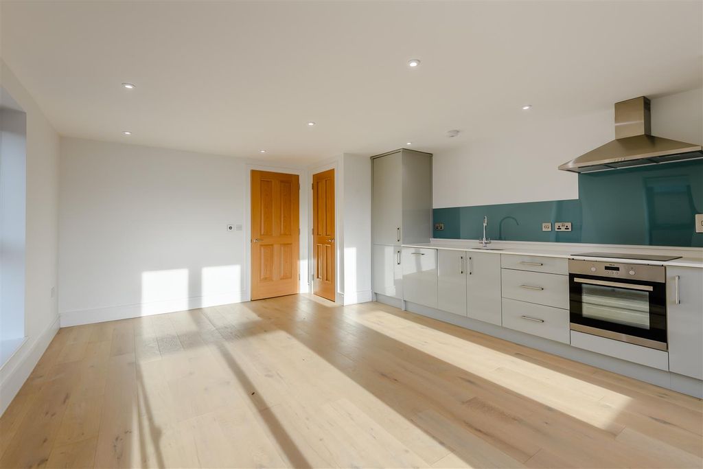 Property photo 2 of 8 8454084-Flat3-02.Jpg