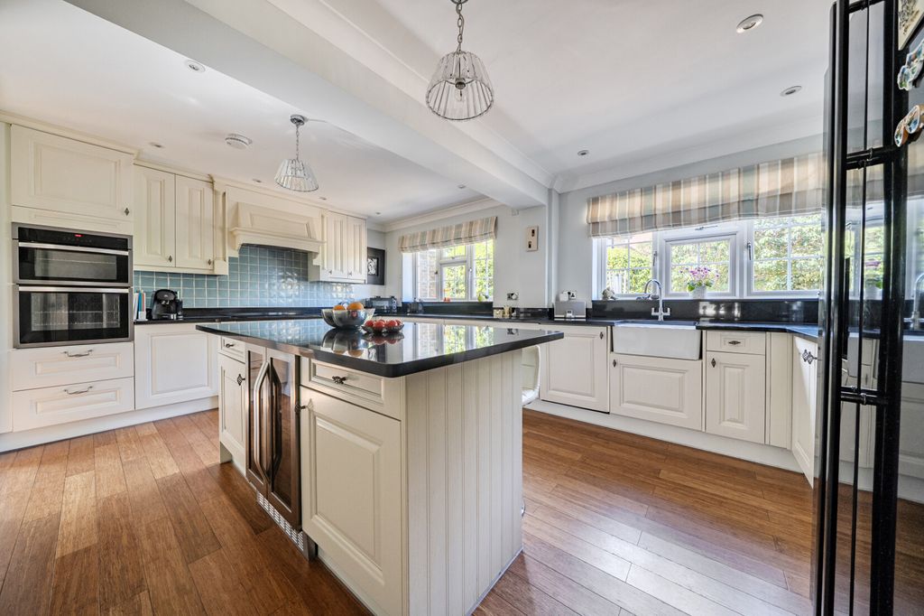 Property photo 3 of 18 Kitchen