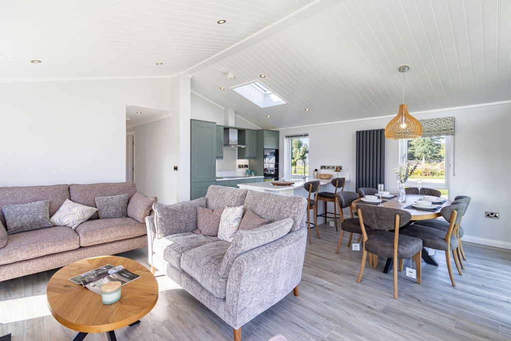 Property photo 3 of 41 4576212