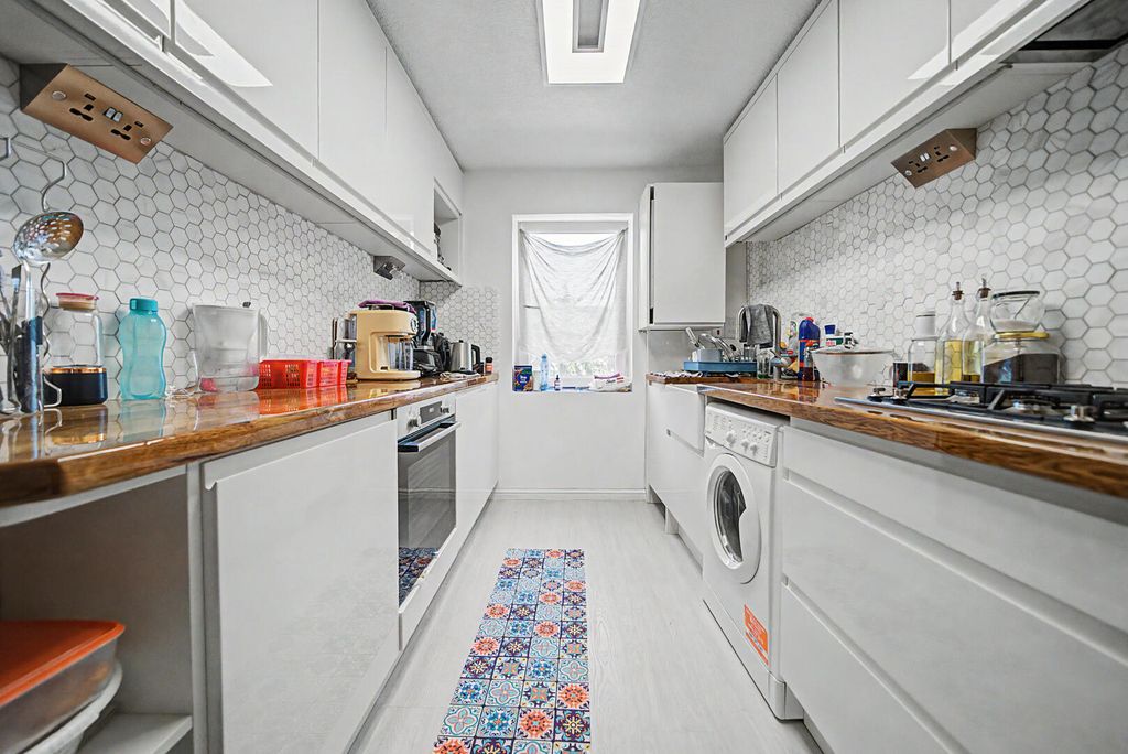 Property photo 3 of 7 Kitchen