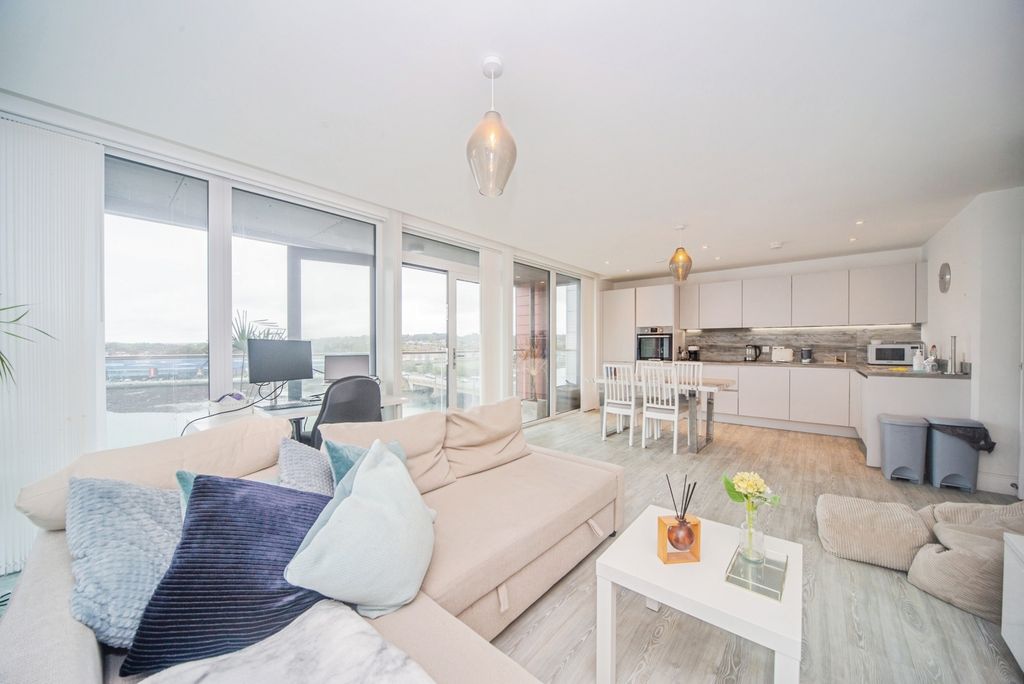 Property photo 3 of 16 Pbox-Img.Jpg