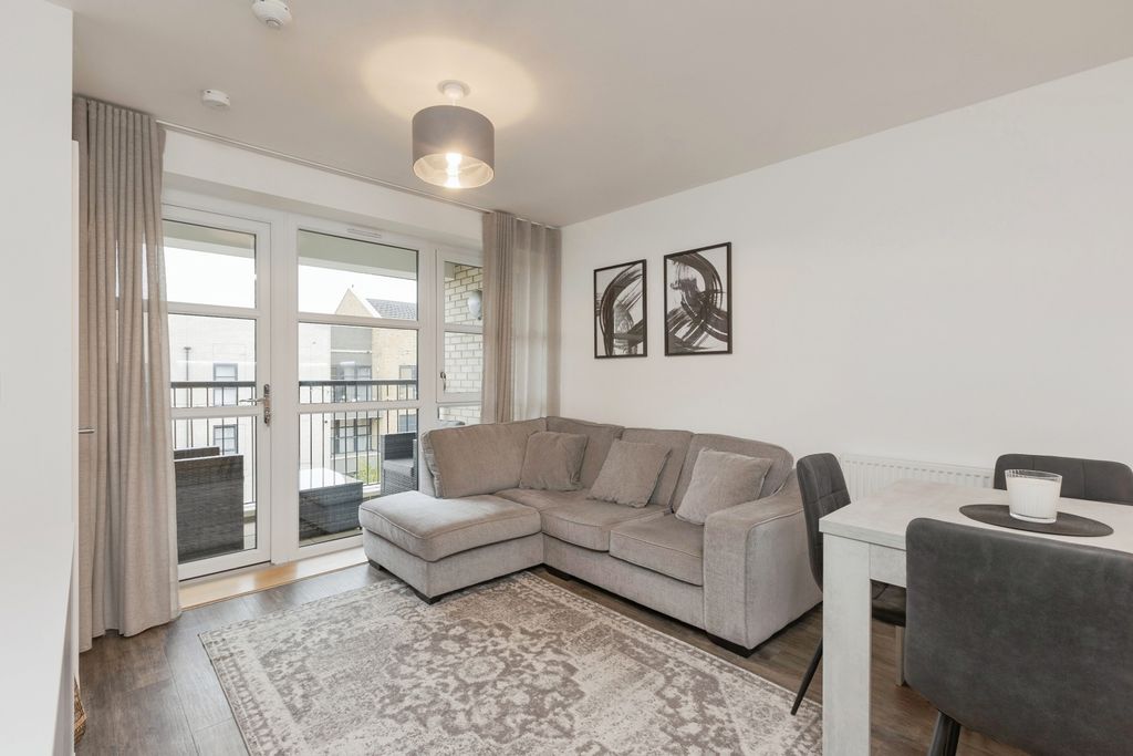 Property photo 2 of 16 Lounge