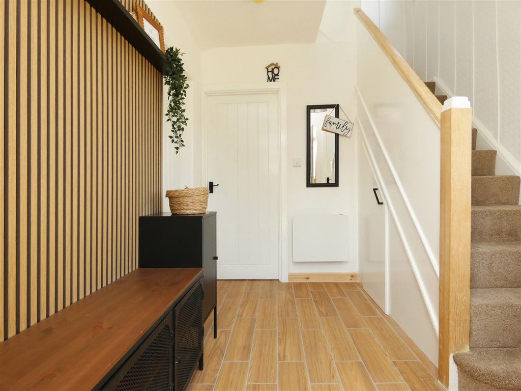 Property photo 3 of 15 Entrance Hall