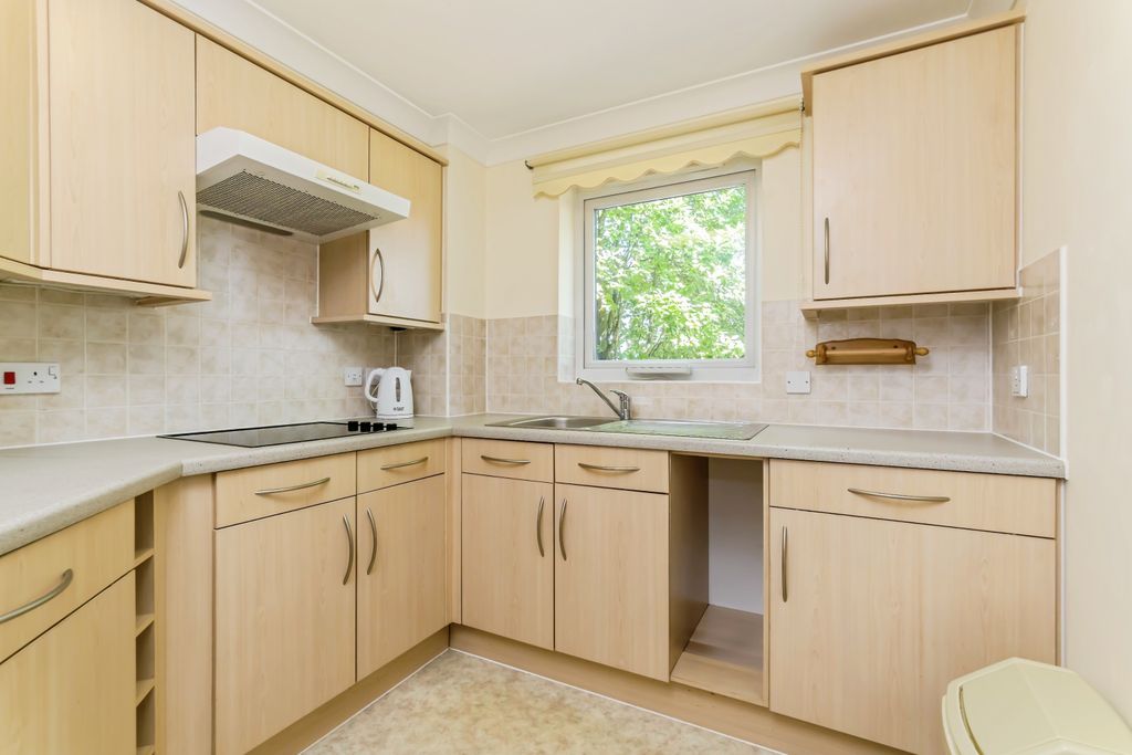 Property photo 3 of 10 Kitchen