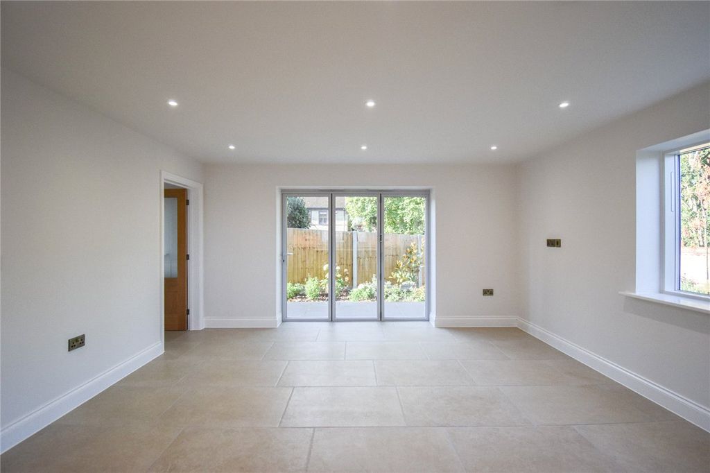Property photo 3 of 22 Picture No. 06
