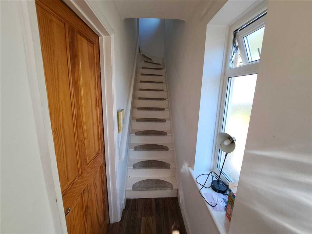 Property photo 2 of 10 Hallway