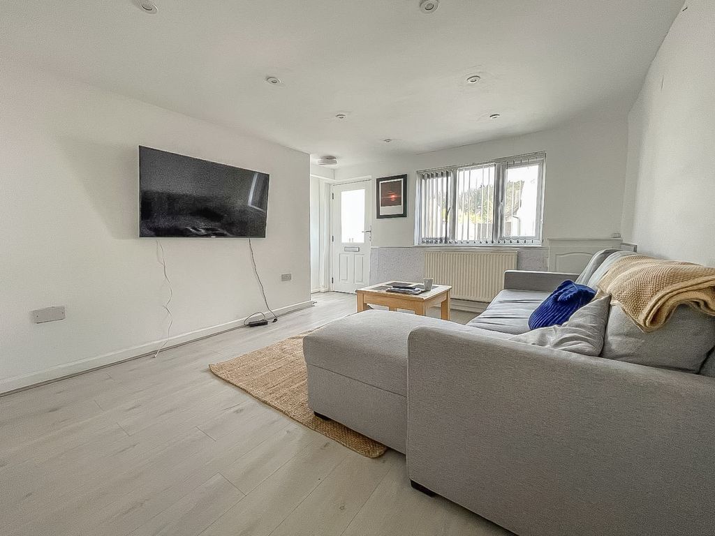 Property photo 3 of 9 c