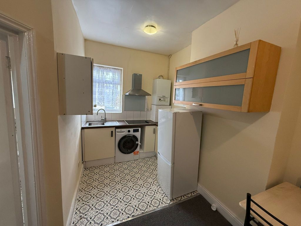 Property photo 1 of 8 2-Bedroom Flat In Near London City Airport