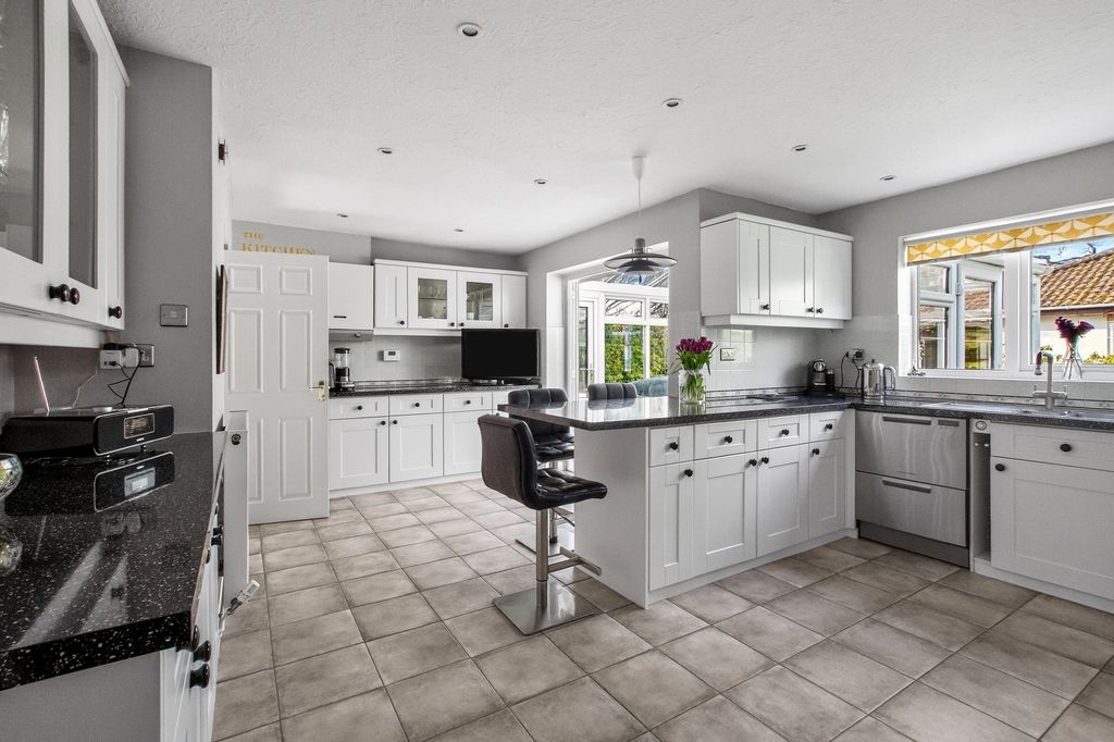 Property photo 3 of 29 Kitchen/Diner