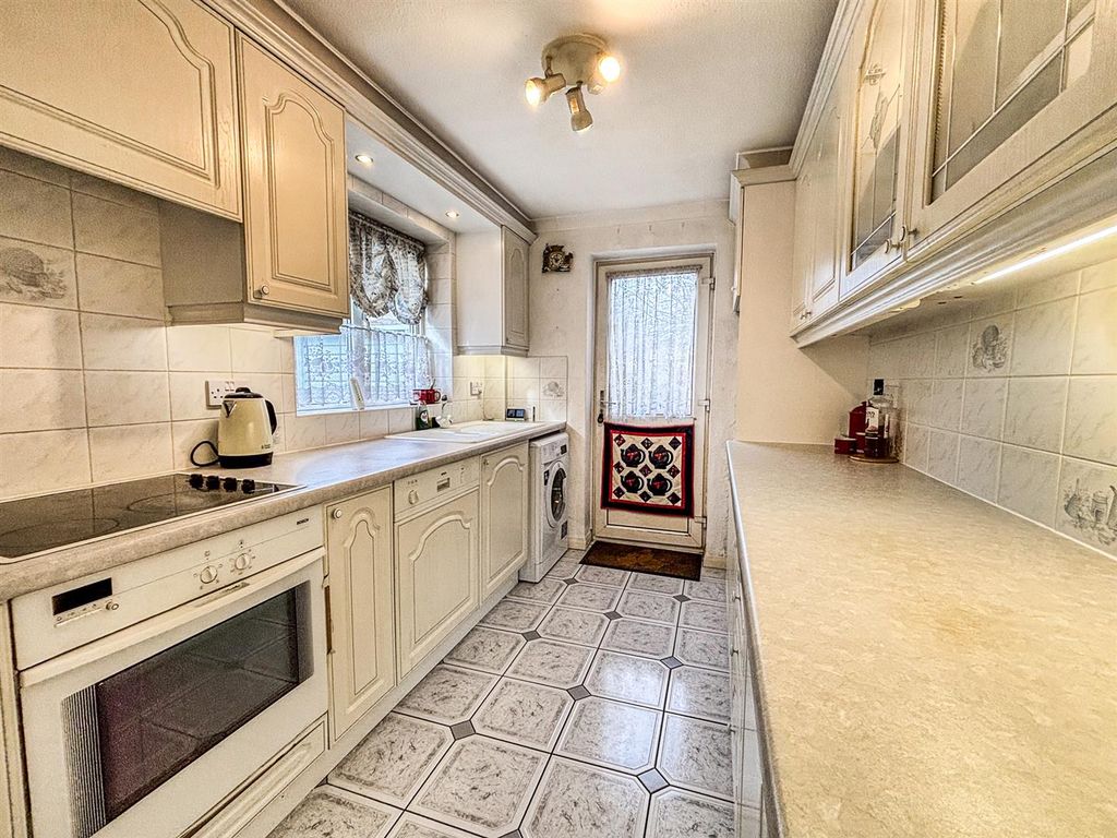 Property photo 3 of 17 Kitchen