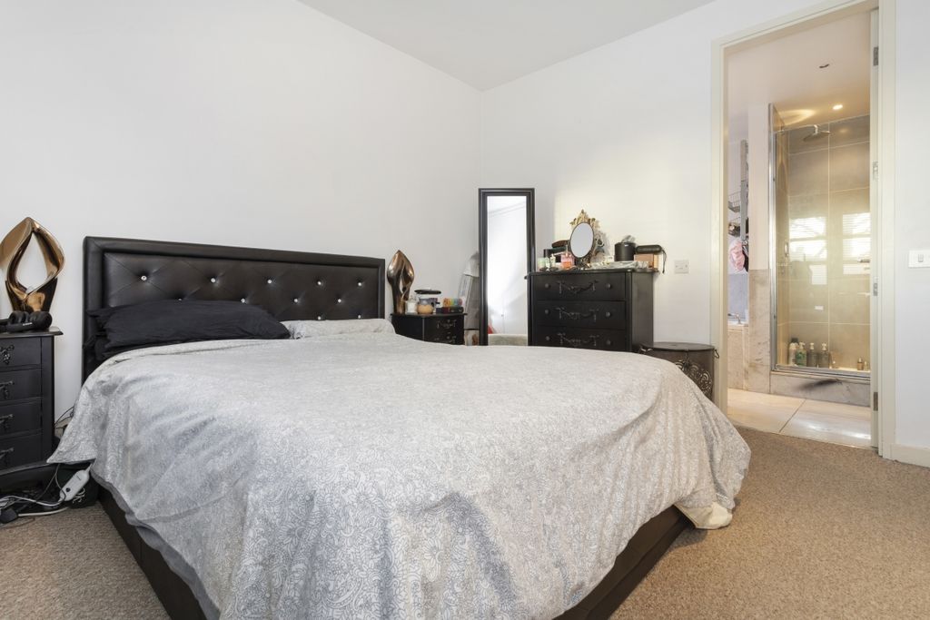 Property photo 3 of 16 150120245_Hampbp_...