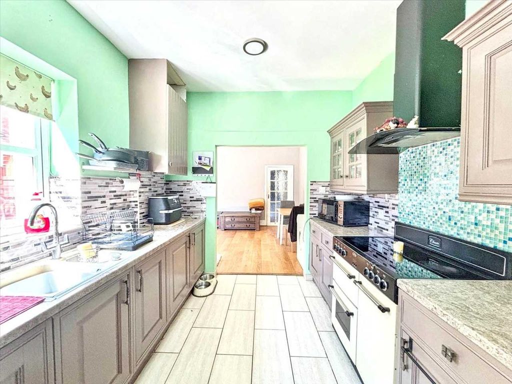 Property photo 2 of 18 Kitchen