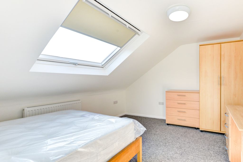 Property photo 3 of 22 A Bright And Tidy Bedroom With A Large Skylight Wi...