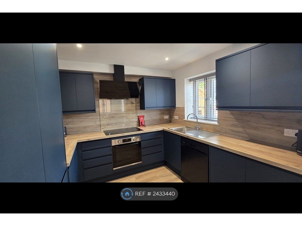 Property photo 2 of 27 Communal Kitchen