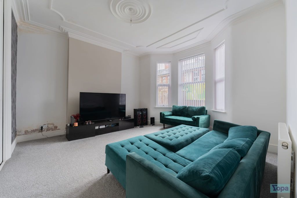 Property photo 3 of 15 Lounge