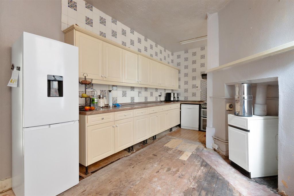 Property photo 2 of 12 Kitchen