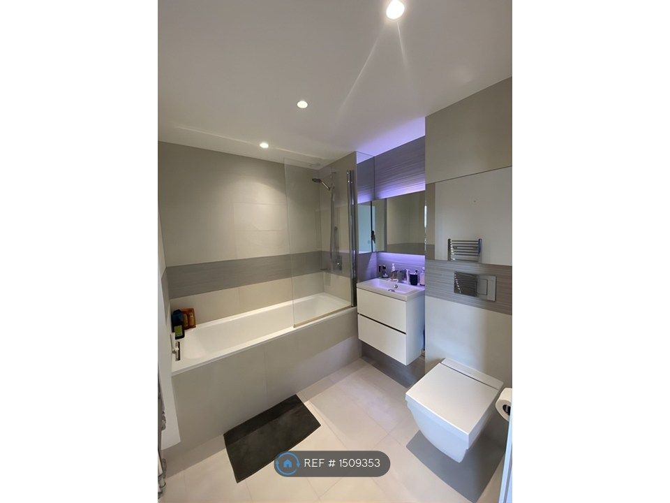 Property photo 1 of 9 Large Ensuite Bathroom