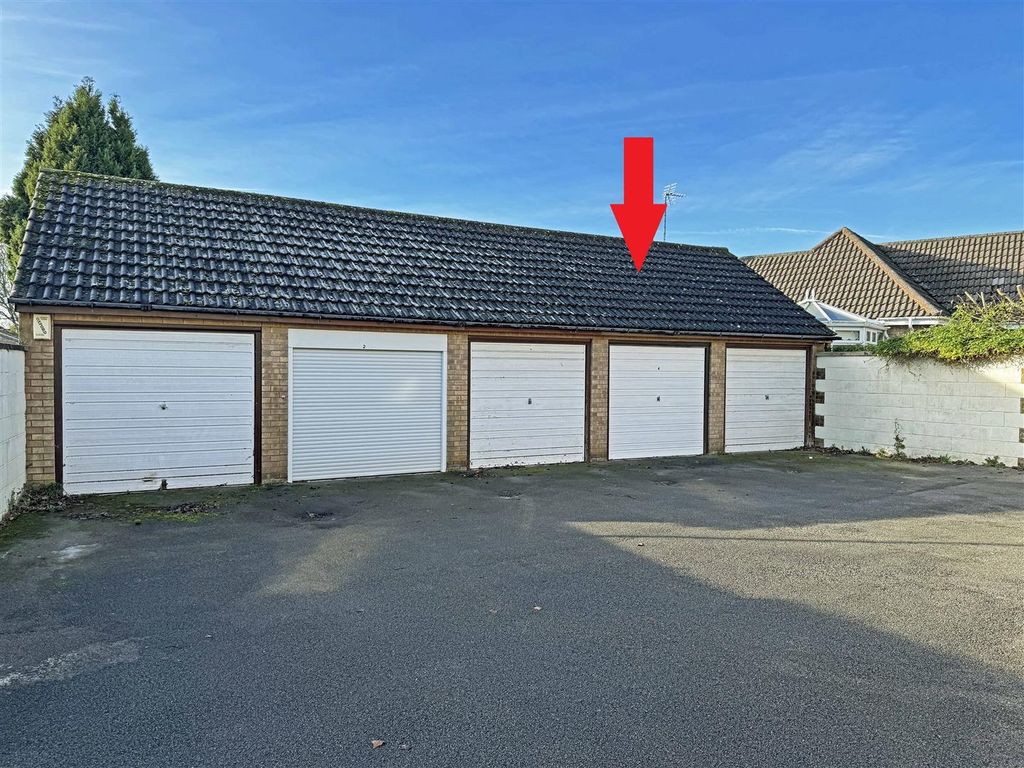 Property photo 2 of 10 Garage Bloc